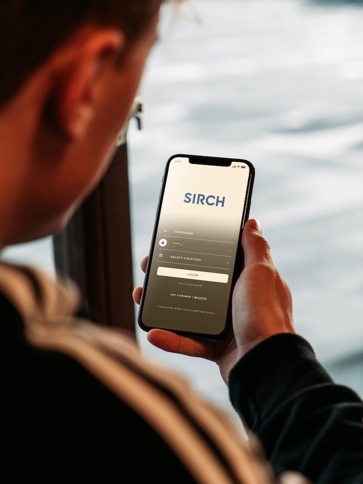 Sirch-app brugt på en smartphone